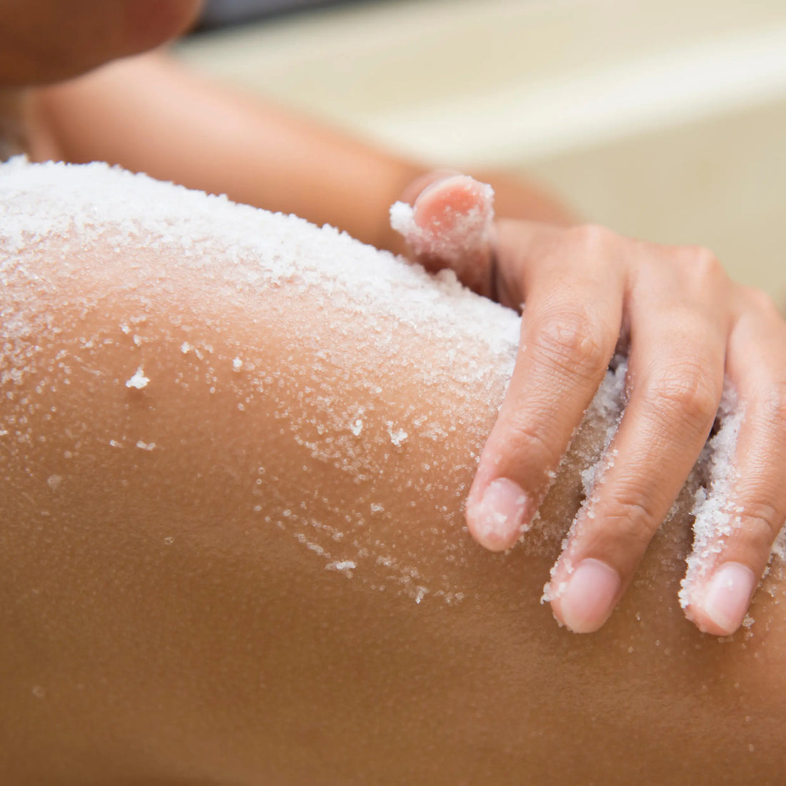 Scrub Meccanico vs Esfoliazione Enzimatica e Chimica